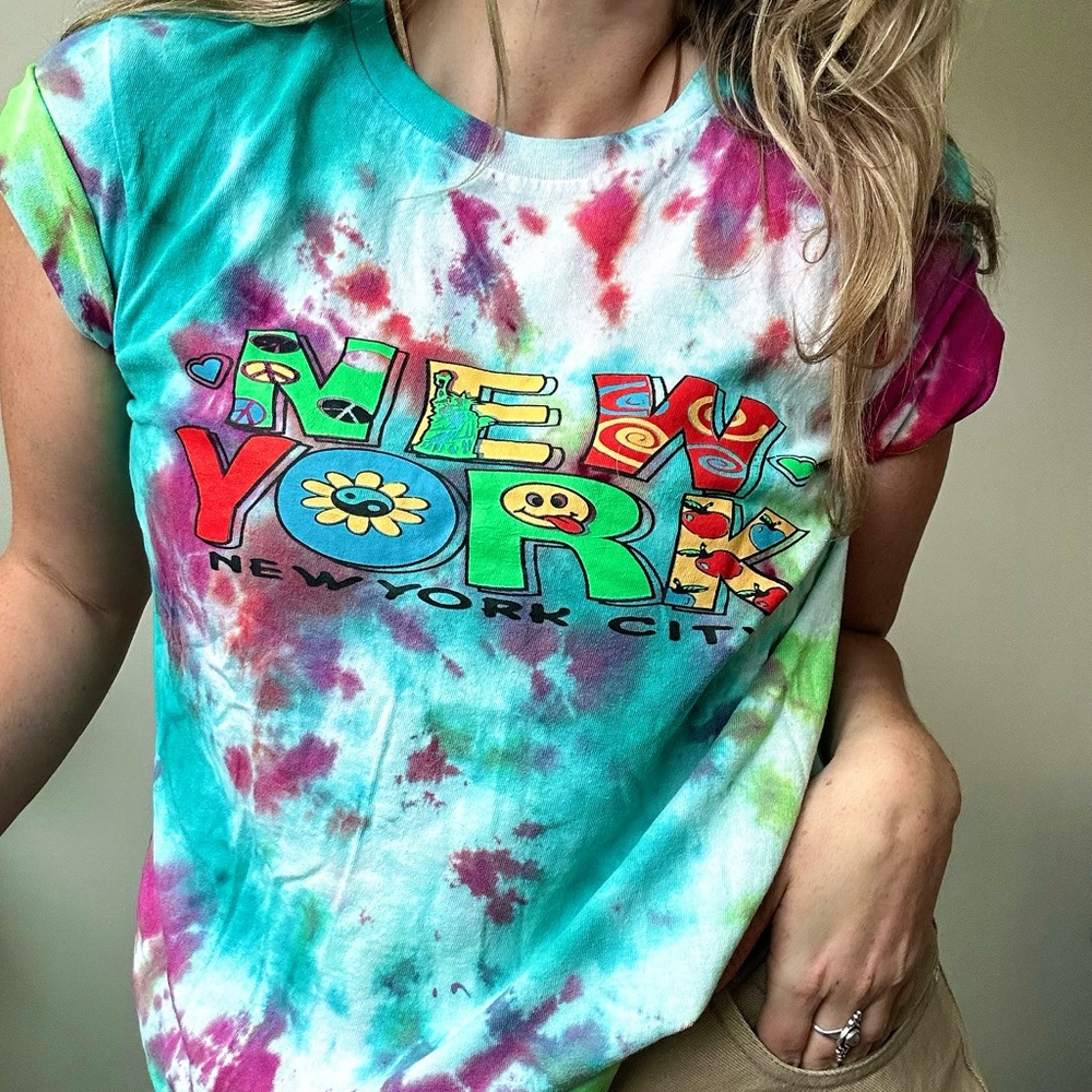 VINTAGE New York 1990s Graphic T-Shirt Tie Dye Unique Vibrant Nostalgic